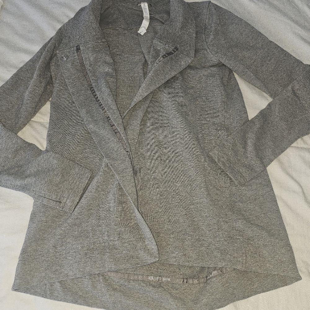 Lululemon sweater size 4
